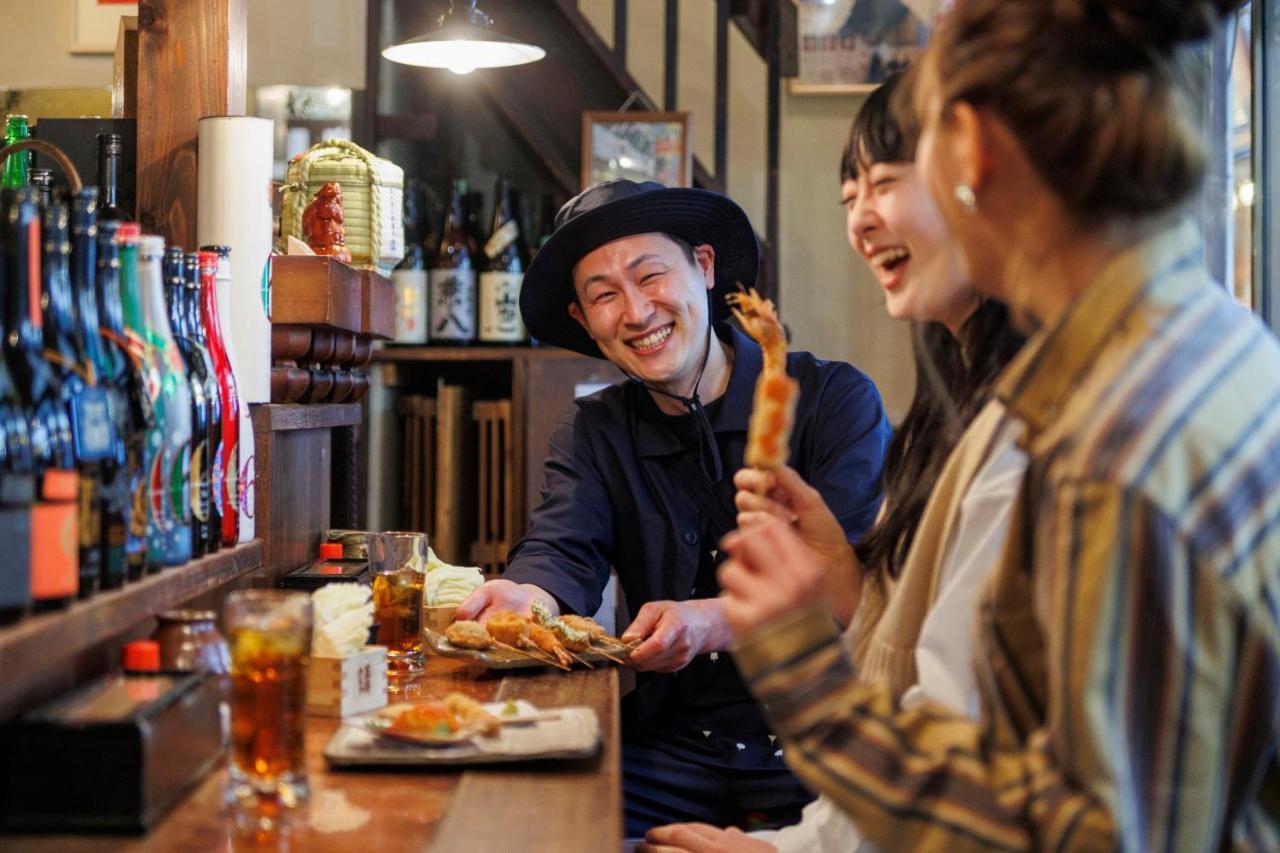 Omo7 Osaka By Hoshino Resorts Bagian luar foto A bartender in Japan