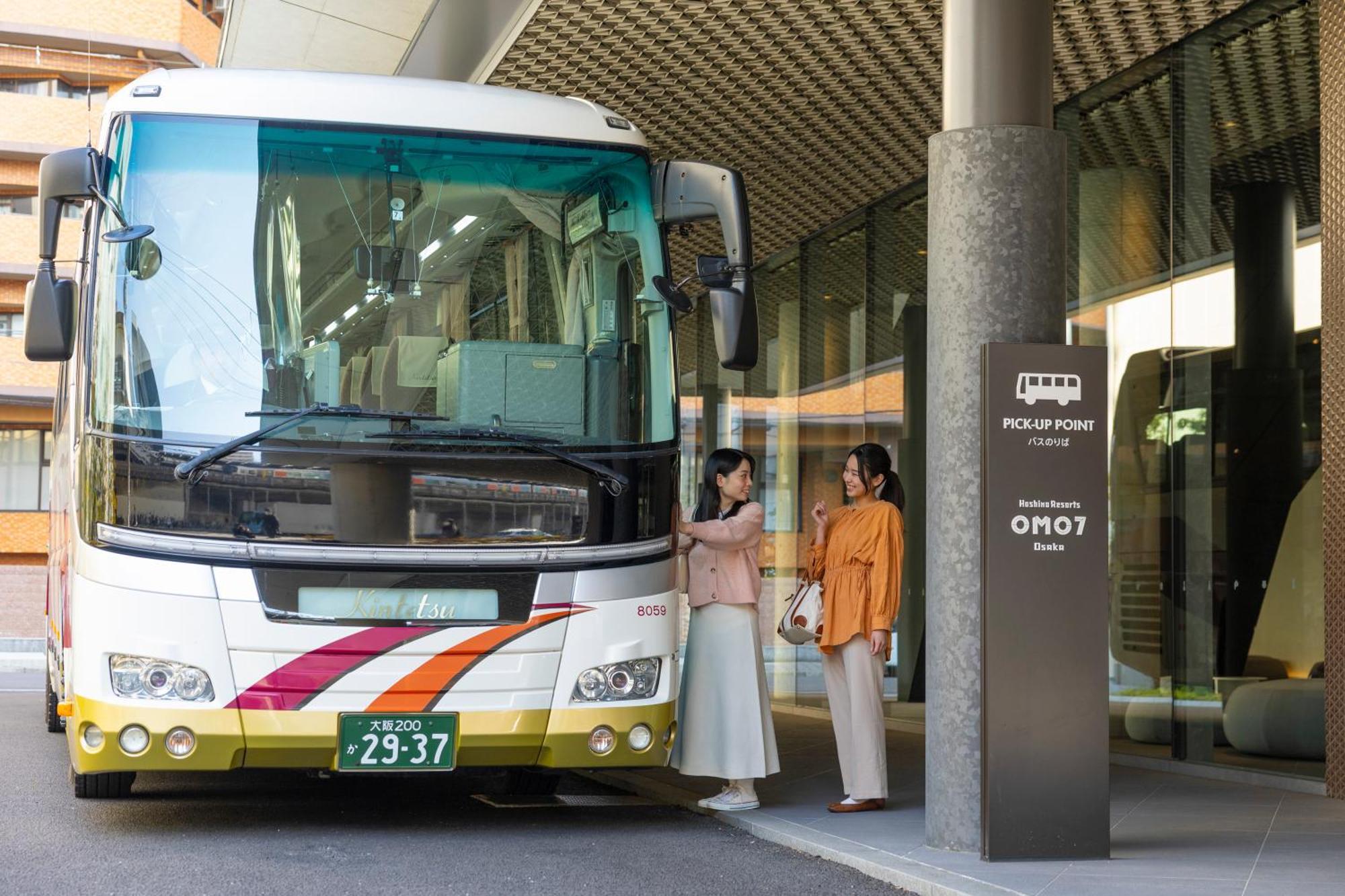 Omo7 Osaka By Hoshino Resorts Bagian luar foto Limousine bus at Osaka Itami Airport