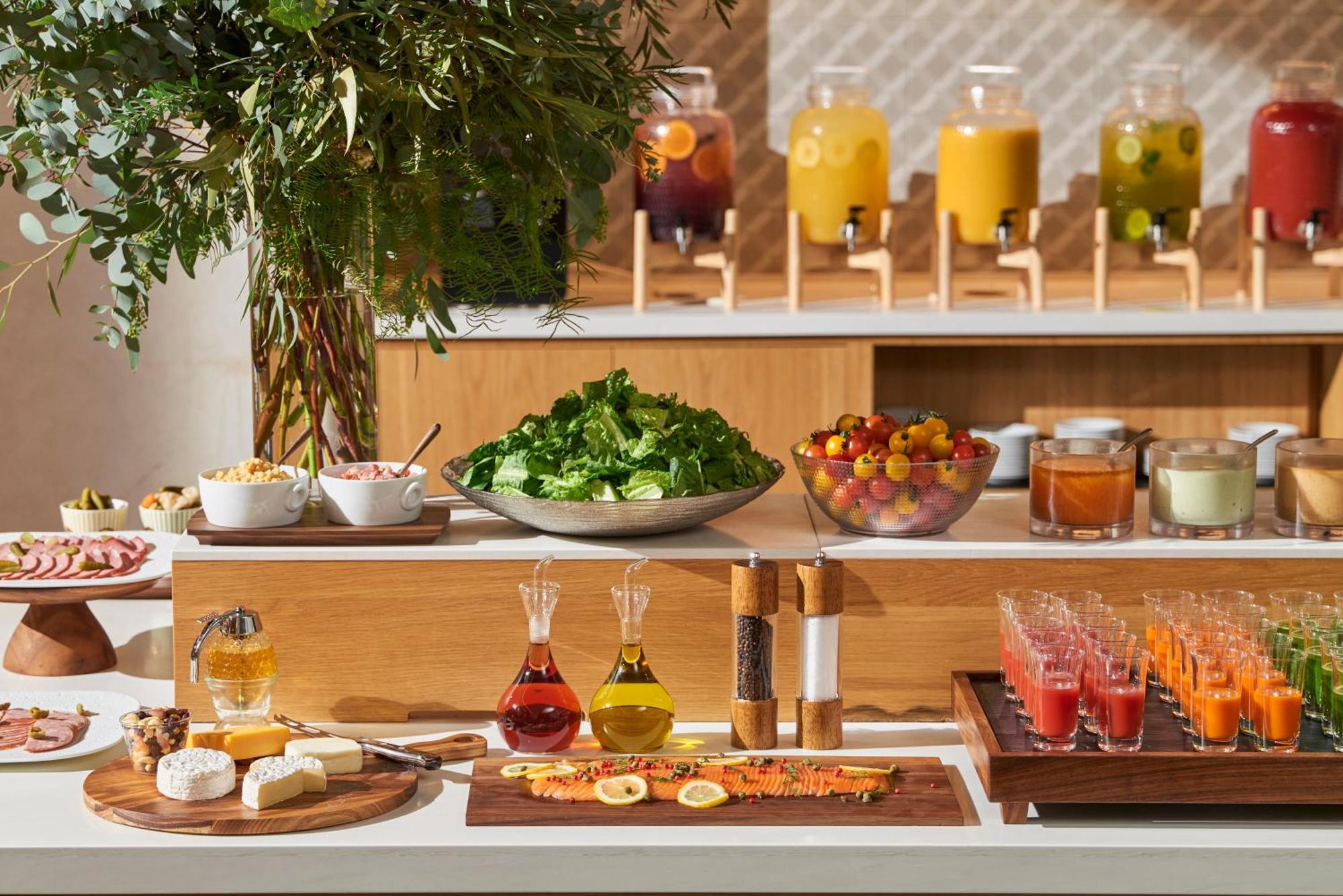 Omo7 Osaka By Hoshino Resorts Bagian luar foto A salad bar