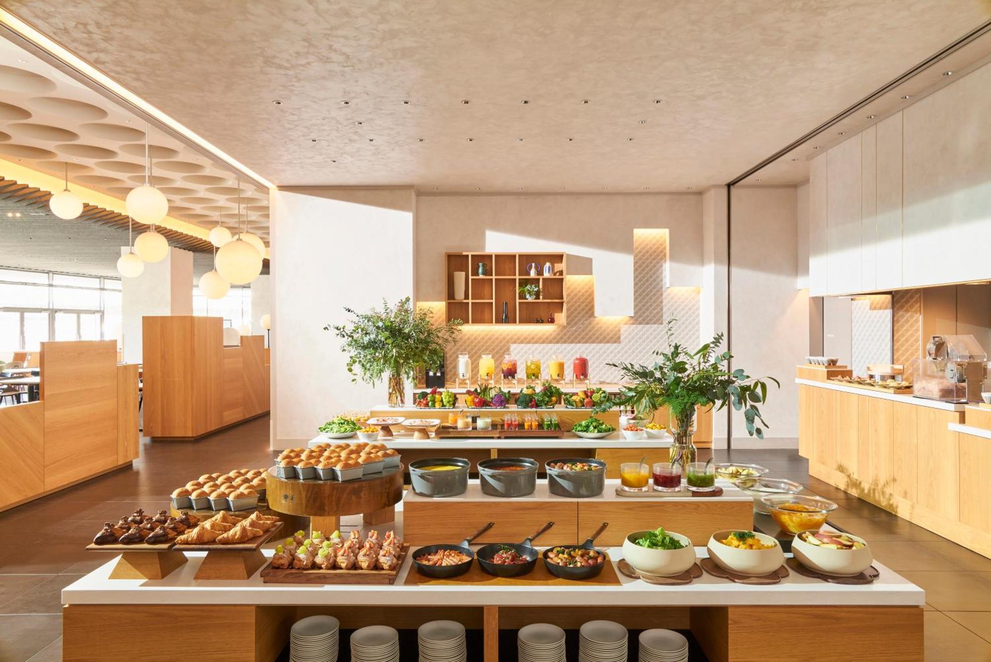 Omo7 Osaka By Hoshino Resorts Bagian luar foto The buffet at the lounge